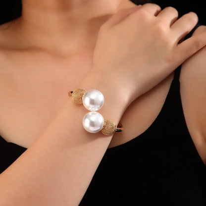 Bracelet Manchette Luxe – Métal doré & perles
