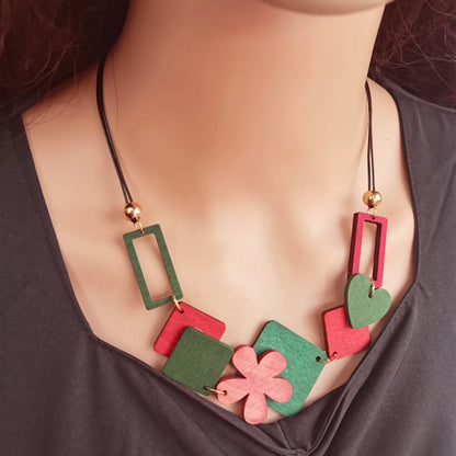 Collier Bohème Nature – Pendentif cœur bois & fleur ethnique