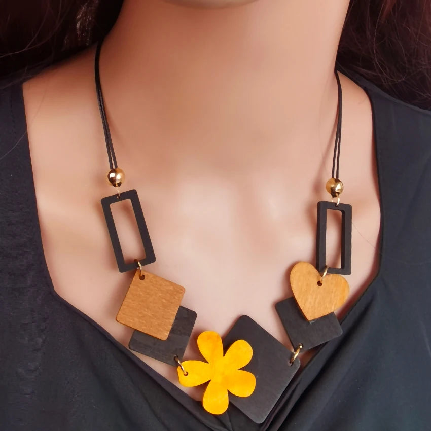 Collier Bohème Nature – Pendentif cœur bois & fleur ethnique
