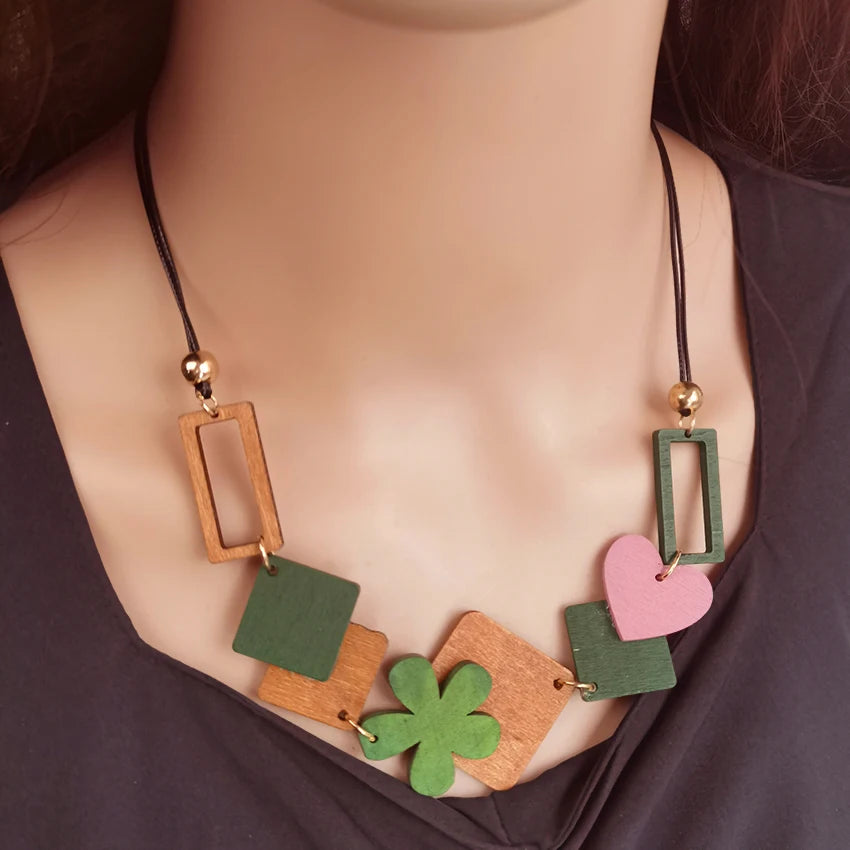 Collier Bohème Nature – Pendentif cœur bois & fleur ethnique