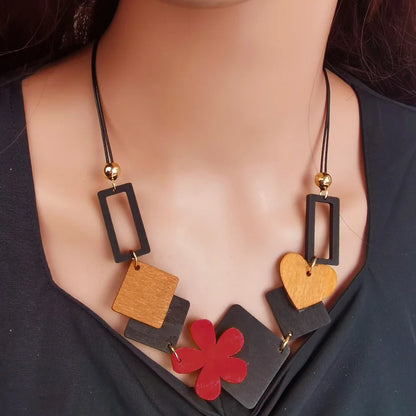 Collier Bohème Nature – Pendentif cœur bois & fleur ethnique