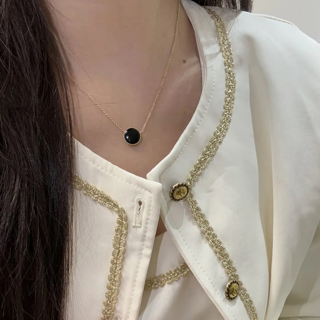 Collier Élégance Noire – Pendentif agate noire plaqué or 18K
